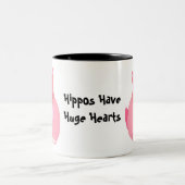 Hippos haben riesige Herzen Zweifarbige Tasse (Mittel)