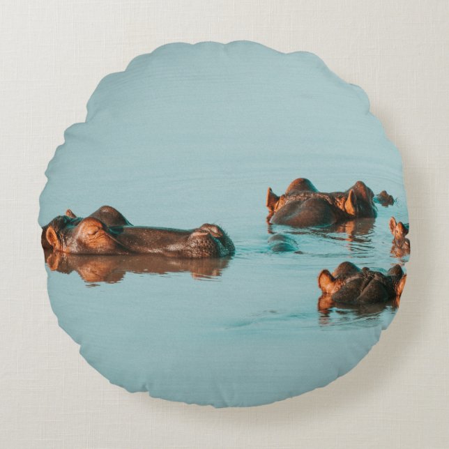 HIPPOS KÜHLEN IM DAM AB RUNDES KISSEN (Vorderseite)