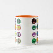 Hippy-Peace-Schild 60er-Farbmuster Zweifarbige Tasse (Mittel)