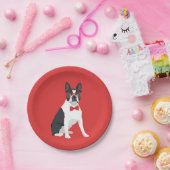 Hipster-Boston-Terrier mit roten Gläsern u. Pappteller (Party)