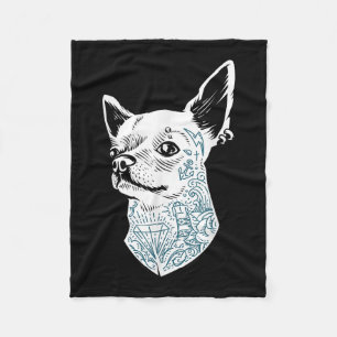 Hipster Chihuahua Hund mit alten Schultattos und Fleecedecke