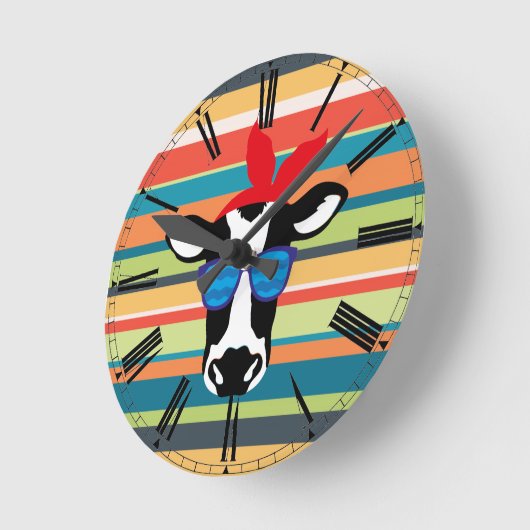 Hipster Cow on Stripes Runde Wanduhr (Winkel)