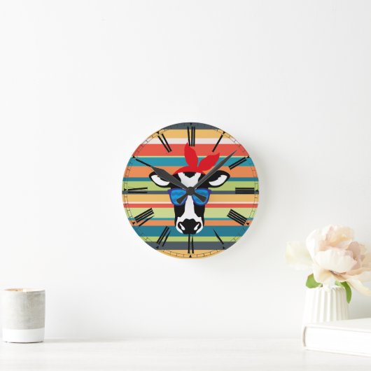 Hipster Cow on Stripes Runde Wanduhr (Zuhause)