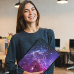 Hipster Lila Ombre Affenkopfnebel Laptopschutzhülle<br><div class="desc">Ein cooles Blau-Rosa-Ober-Farbton mit schönen Amethyst-lila Farbtönen, die zu einem Raumbild hinzugefügt wurden. Ein hübsches Geschenk für Ihr Lieblings-Geek-Mädchen. Das im Februar 2014 erschienene Bild des Affenkopfnebels wurde im April anlässlich "der Feier des 24. Jahrestages der Einführung des Hubble-Weltraumteleskops der NASA (am 24. April 1990)" veröffentlicht. Der Affenkopfnebel wird auch...</div>