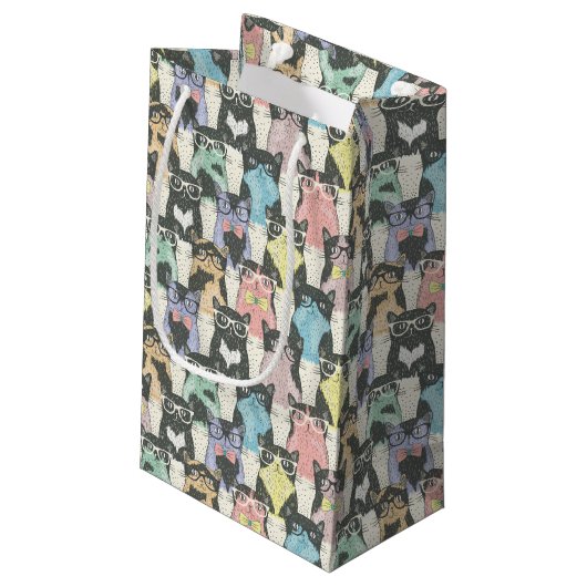 Hipster-niedliches Katzen-Muster Kleine Geschenktüte (Rückseite Schrägansicht)