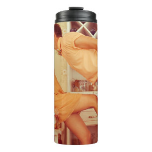 Hipster-Paar: trendiges Vintage-Café. Thermosbecher