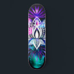 Hipster Retro Tech Aquamarine Lila Lotus Blume Lea Skateboard<br><div class="desc">Dieser Hipster und das coole Design sind perfekt für die Hundefrau. Es verfügt über eine handgezeichnet Lotus-Blume und tropische Blätter in einem neonfarbenen lila und aquamarinen grünen Overlay auf einem lila Hintergrund aus dunklem Pflaumen. Es ist einzigartig, originell und böhmisch mit einem Retro-Tech-Ambiente. ***WICHTIGE HINWEIS FÜR DESIGN: Für individuelle Designanfragen,...</div>
