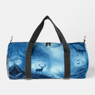 Hirsch im dunklen Wald mit blauem Dunst Duffle Bag