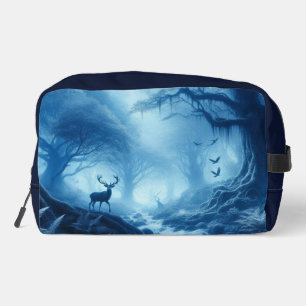 Hirsch im dunklen Wald mit blauem Dunst Waschbeutel