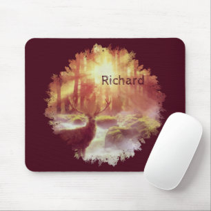 Hirsch im nebligen Wald beim goldenen Sonnenaufgan Mousepad