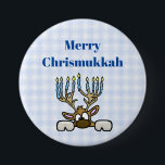 Hirsch mit Menorah Antlers Chrismukkah Button<br><div class="desc">Hier ist ein lustiger Knopf, der während der Ferienzeit bei der Arbeit, bei der Zuhause oder bei einer Ansammlung der Familie zu tragen ist. Es zeigt meine Rentiere mit Geweih wie eine Menorah. Darunter steht "Fröhliche Chrismukka". Sie können diesen Text ändern oder entfernen, wenn Sie diesen Knopf für einen anderen...</div>