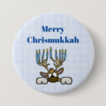 Hirsch mit Menorah Antlers Chrismukkah Button<br><div class="desc">Hier ist ein lustiger Knopf, der während der Ferienzeit bei der Arbeit, bei der Zuhause oder bei einer Ansammlung der Familie zu tragen ist. Es zeigt meine Rentiere mit Geweih wie eine Menorah. Darunter steht "Fröhliche Chrismukka". Sie können diesen Text ändern oder entfernen, wenn Sie diesen Knopf für einen anderen...</div>