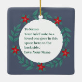 Hirsch mit Weihnachtshut im Schneekastikum Keramikornament (Rückseite)