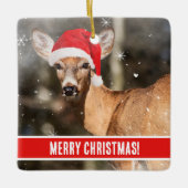 Hirsch mit Weihnachtshut im Schneekastikum Keramikornament (Vorderseite)