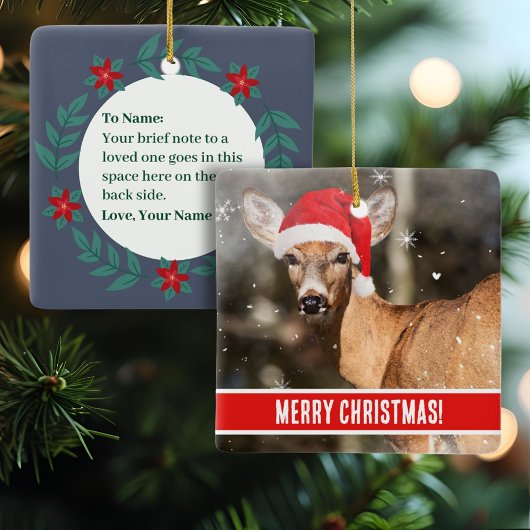 Hirsch mit Weihnachtshut im Schneekastikum Keramikornament