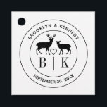 Hirsch Monogram Rustic Country Wedelname Geschenkanhänger<br><div class="desc">Ein elegantes Reh rustikale Hochzeit Monogramm Ehepaar Namenstext-Design für Sie,  um mit den Namen,  Initialen und Hochzeitsdatum des glücklichen Paares anpassen. Mit dem Design-Tool können Sie die Größe und den Abstand der Schriftart ändern.</div>