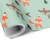Hirsch und Fox in Weihnachtsmannmützen Whimsical W Geschenkpapier (Rolleneckpunkt)