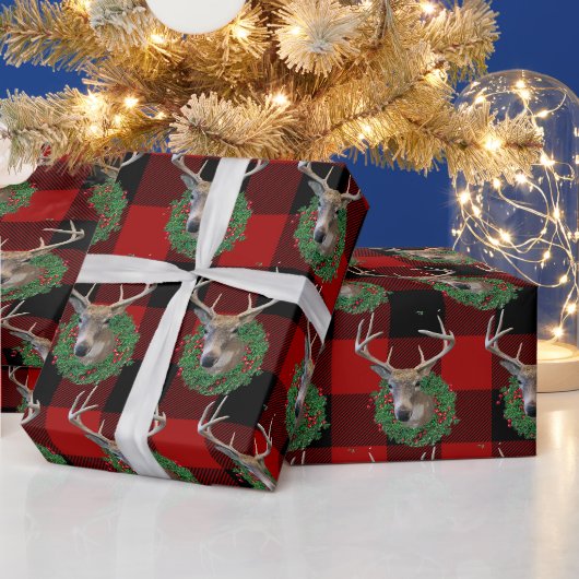 Hirsch und Weihnachtskranz auf Kariert Geschenkpapier (Feiertage)