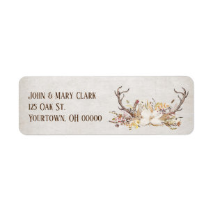 Hirschantler und Blumenstrauß