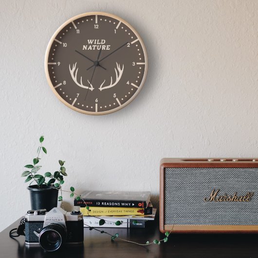 Hirschantler und Wanduhr