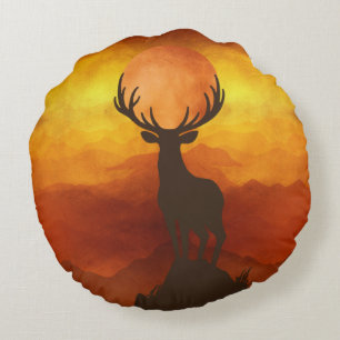 Hirschbock auf dem Berggipfel beim Sonnenuntergang Rundes Kissen
