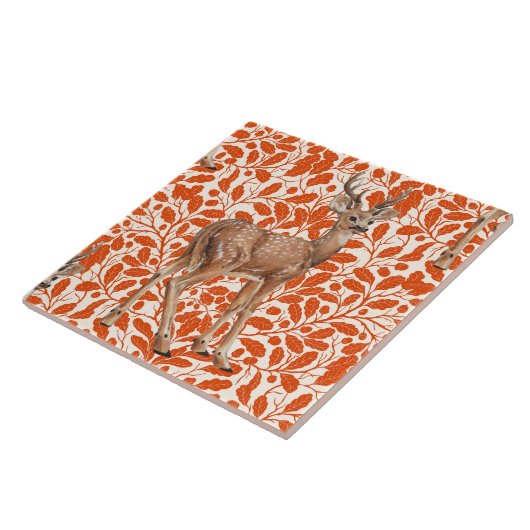 Hirsche auf dekorativen Eichenfeuermustern in dunk Fliese (Seite)