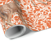 Hirsche auf dekorativen Eichenfeuermustern in dunk Geschenkpapier (Rolleneckpunkt)