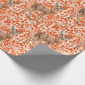 Hirsche auf dekorativen Eichenfeuermustern in dunk Geschenkpapier (Ecke)