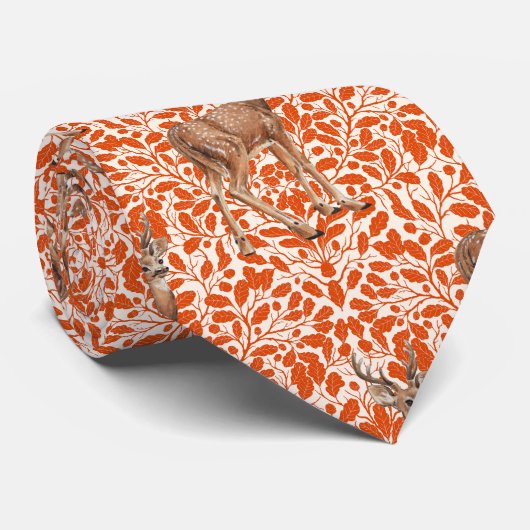 Hirsche auf dekorativen Eichenfeuermustern in dunk Krawatte (Gerollt)