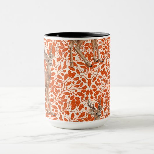 Hirsche auf dekorativen Eichenfeuermustern in dunk Tasse (Zentrum)