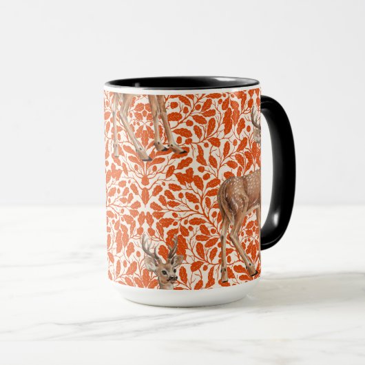 Hirsche auf dekorativen Eichenfeuermustern in dunk Tasse (VorderseiteRechts)