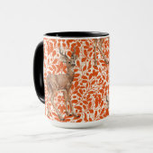 Hirsche auf dekorativen Eichenfeuermustern in dunk Tasse (Vorderseite Links)