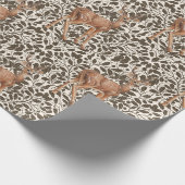 Hirsche auf dekorativen Eichenstaubmustern in brau Geschenkpapier (Ecke)