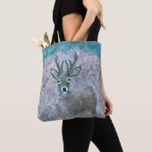Hirsche auf einem Feld voller Blumen Tasche (Von Nahem)