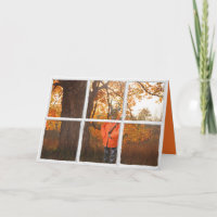 Hirsche, die als Jäger in Fenster und Wäldern verk