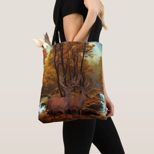 Hirsche durch einen Wald-Stream Tote-Beutel Tasche (Von Nahem)