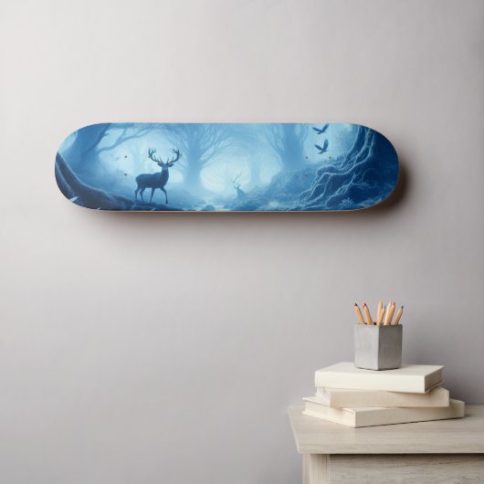 Hirsche im Dunklen Wald der blauen Haze Skateboard (Wandkunst (Horz))