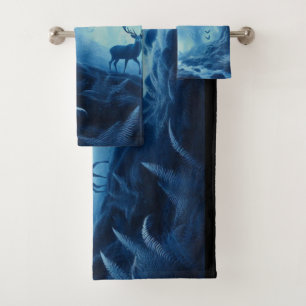 Hirsche im dunklen Wald mit blauem Dunst Badhandtuch Set