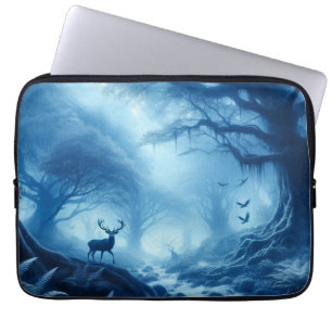 Hirsche im dunklen Wald mit blauem Dunst Laptopschutzhülle