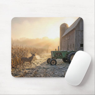Hirsche im Morgennebel mit Landwirtschlepper Mousepad