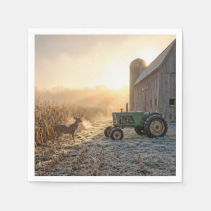 Hirsche im Morgennebel mit Landwirtschlepper Serviette