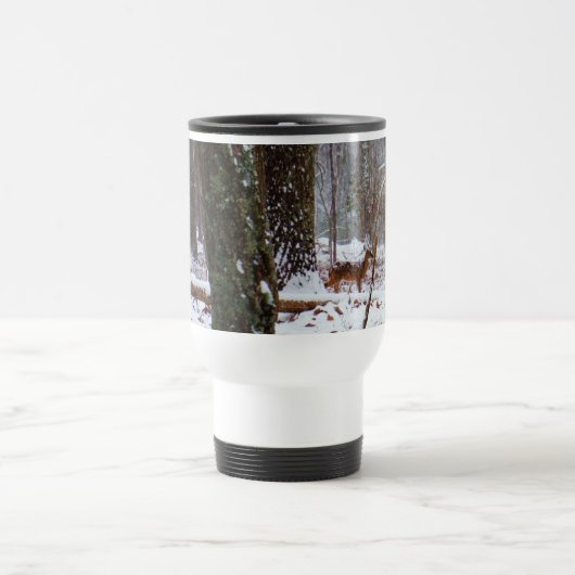 Hirsche im Schnee fallen Reisebecher (Mittel)