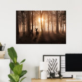 Hirsche im Wald bei Sonnenaufgang in Norfolk Engla Poster (Heimbüro)