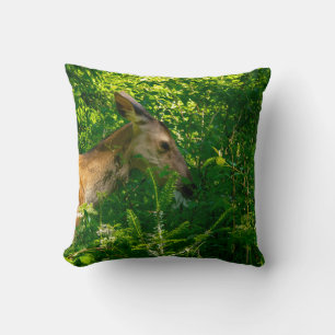 Hirsche im Wald. Kissen