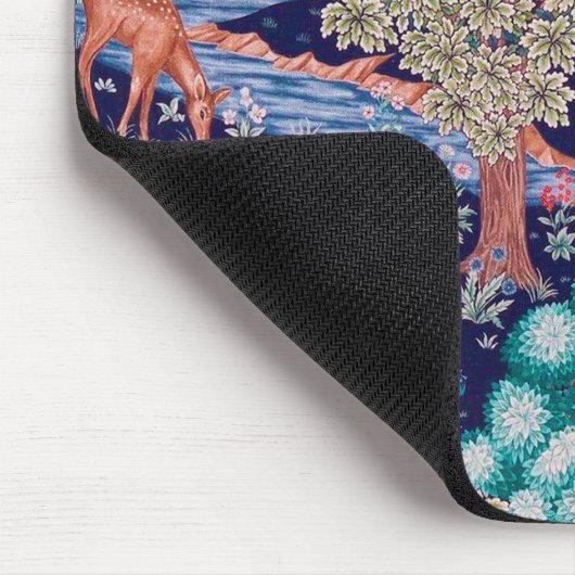 Hirsche im Wald, William Morris Mousepad (Ecke)