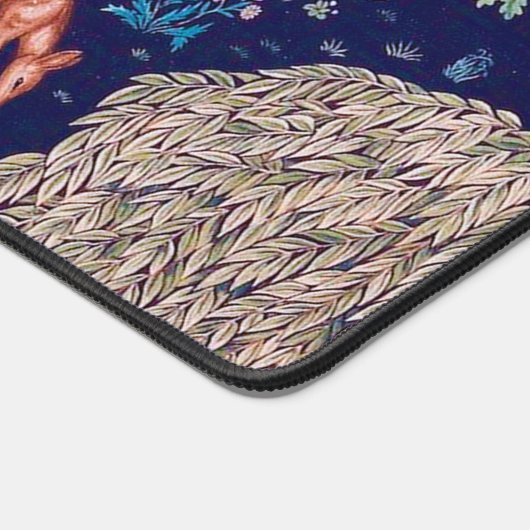 Hirsche im Wald, William Morris Schreibtischunterlage (Ecke)