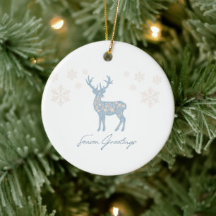Hirsche in Bloom: Eine schneebedeckte Fantasie Keramik Ornament