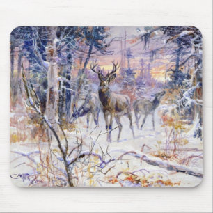 Hirsche in einem Schneewald (Wintersaison) Mousepad