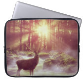Hirsche in Misty Woods bei Sunset Nature Artwork Laptopschutzhülle (Vorderseite)