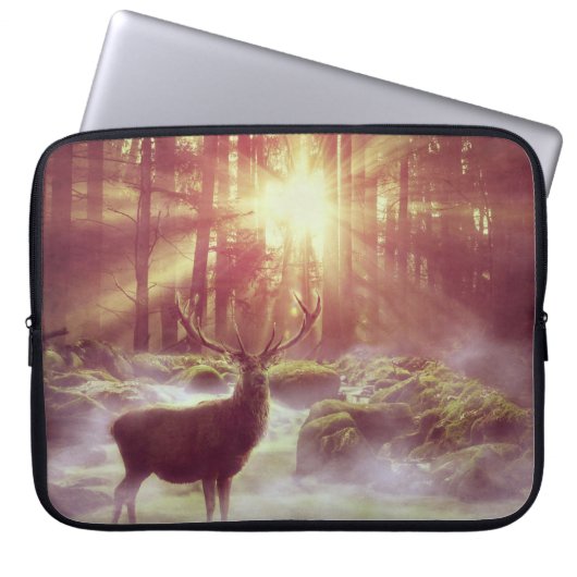 Hirsche in Misty Woods bei Sunset Nature Artwork Laptopschutzhülle (Vorderseite)